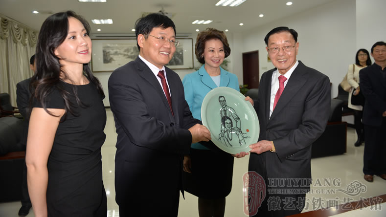 徽藝坊為來(lái)安縣人物館定制的趙小蘭父母人物肖像鐵畫