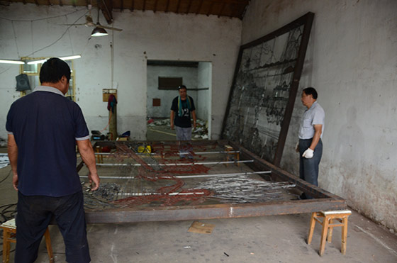 鐵畫裝裱現(xiàn)場