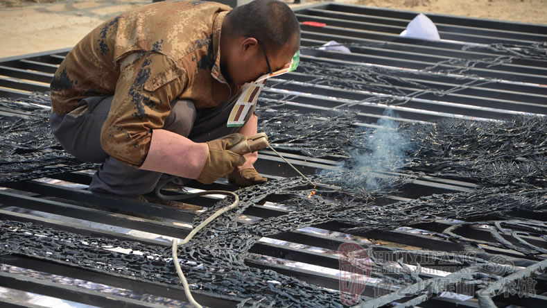 總參農(nóng)場定制的與鐵藝大門結(jié)合的迎客松鐵畫