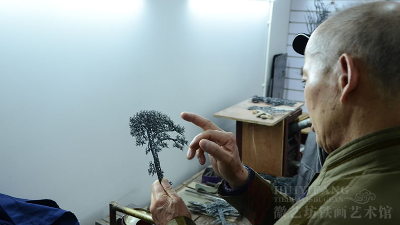 鐵畫(huà)大師張家康與徒弟魏民春探討學(xué)習(xí)迎客松制作要領(lǐng)3