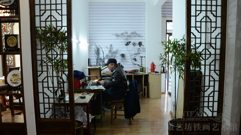 魏民春老師正在鍛打鐵畫(huà)