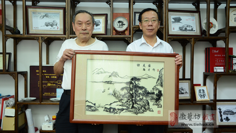 客戶慕名而來(lái)到徽藝坊鐵畫(huà)購(gòu)買(mǎi)張德才大師的作品