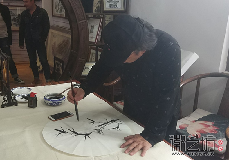 中山書畫院院長(zhǎng)謝克謙老師于徽藝坊現(xiàn)場(chǎng)作竹子鐵畫畫稿照片1