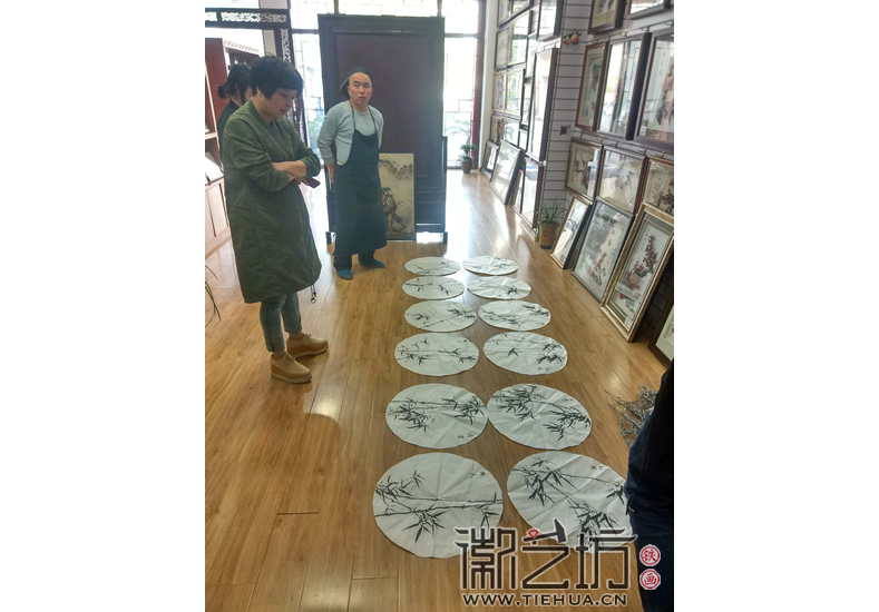 中山書畫院院長(zhǎng)謝克謙老師于徽藝坊現(xiàn)場(chǎng)作竹子鐵畫畫稿照片2