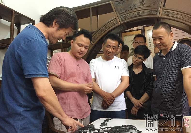 2017.6.13天津美院張向玉教授來徽藝坊現(xiàn)場(chǎng)指導(dǎo)鐵畫作品6