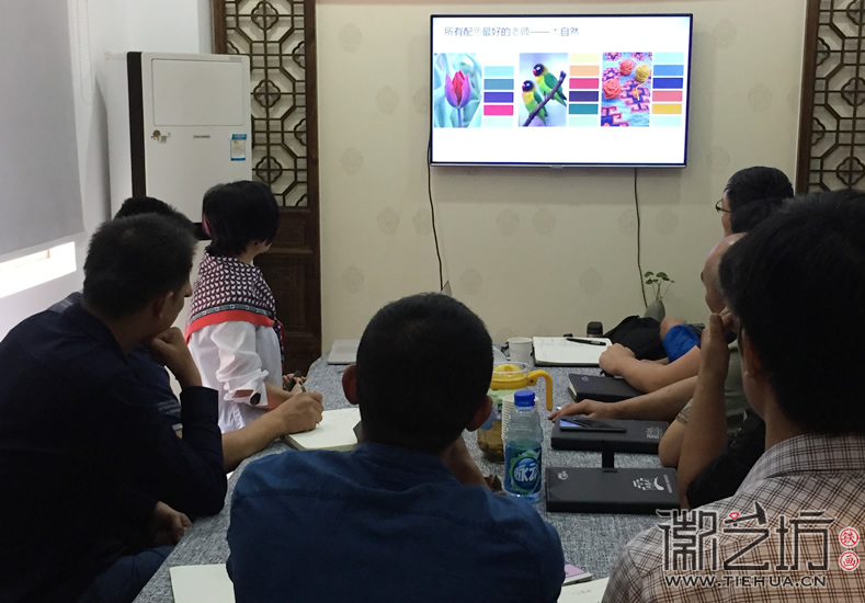 韓會玲老師帶領(lǐng)鐵畫藝人們一同走進(jìn)色彩1 (7)