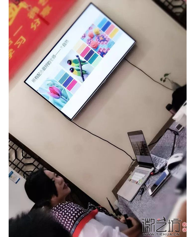 走進(jìn)色彩韓會玲老師在徽藝坊 (1)
