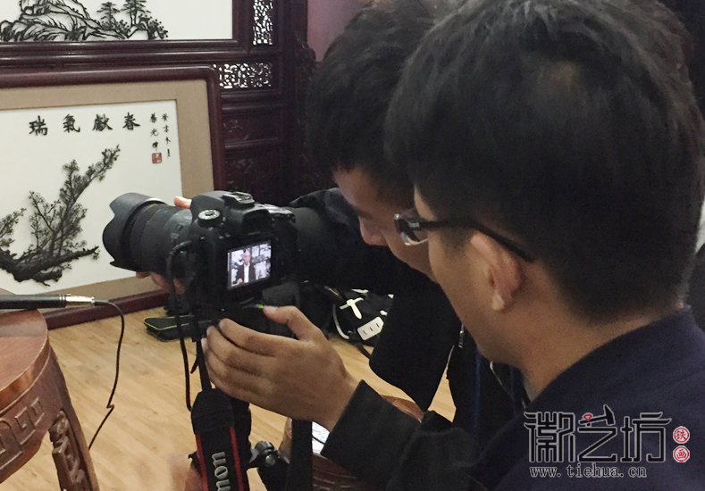 安師大皖江學(xué)院學(xué)生來(lái)徽藝坊拍攝紀(jì)錄片《鐵骨畫(huà)魂》 (2)