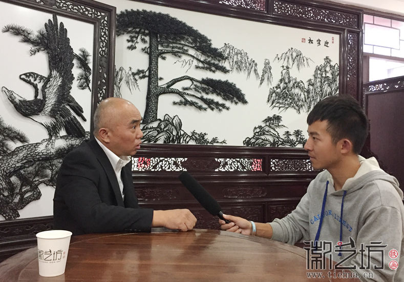 安師大皖江學(xué)院學(xué)生來(lái)徽藝坊拍攝紀(jì)錄片《鐵骨畫(huà)魂》 (10)