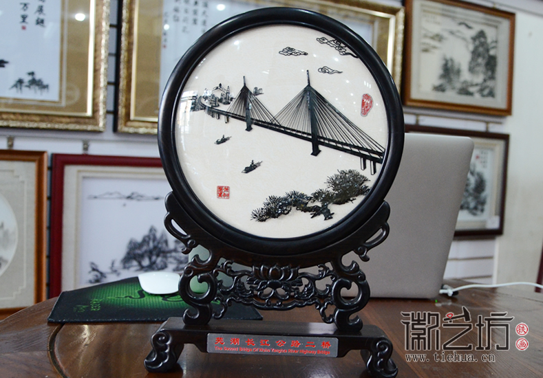 蕪湖長(zhǎng)江公路二橋紀(jì)念鐵畫實(shí)物圖