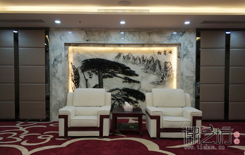 天津海益國際定制會(huì)客廳背景墻壁畫《迎客松》