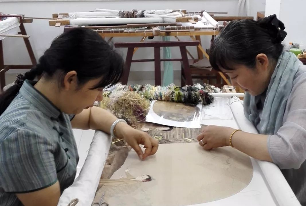 姚惠芬、姚惠琴繡制《骷髏幻戲圖》工作照