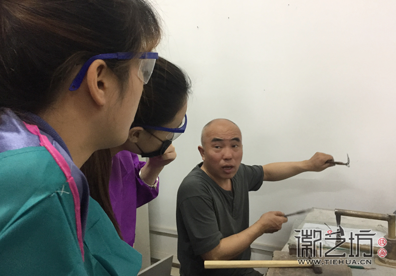 徽藝坊魏民春開(kāi)啟安師大鐵畫(huà)實(shí)踐課 (7)