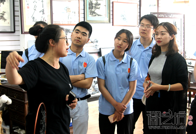 徽藝坊鐵畫迎來蕪湖商貿(mào)學(xué)院學(xué)子前來參觀 (10)