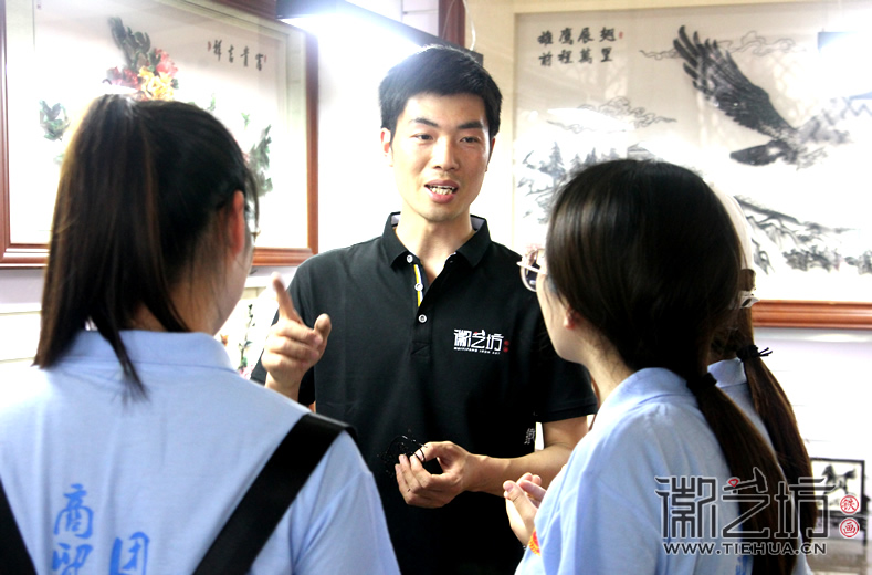 徽藝坊鐵畫迎來蕪湖商貿(mào)學(xué)院學(xué)子前來參觀 (4)