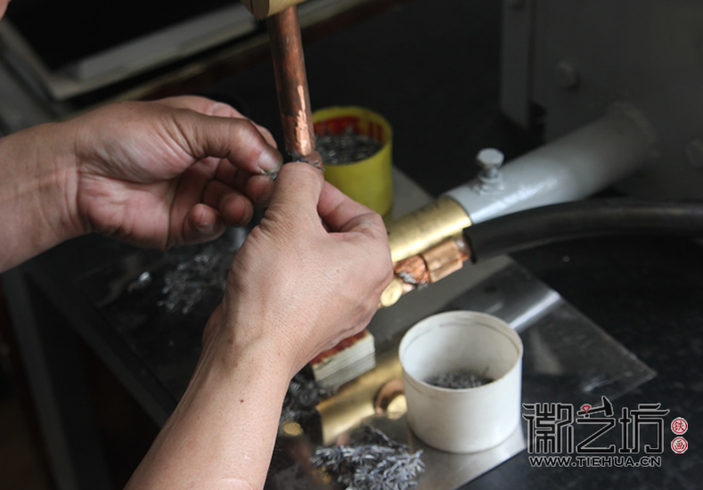 徽藝坊鐵畫迎來蕪湖商貿(mào)學(xué)院學(xué)子前來參觀 (31)