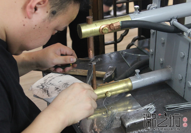 徽藝坊鐵畫迎來蕪湖商貿(mào)學(xué)院學(xué)子前來參觀 (32)