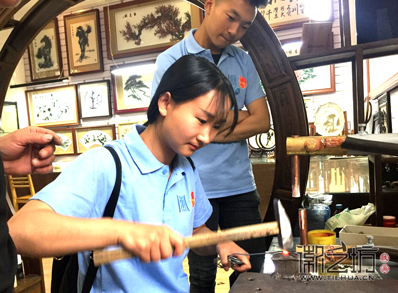 徽藝坊鐵畫迎來蕪湖商貿(mào)學(xué)院學(xué)子前來參觀 (1)