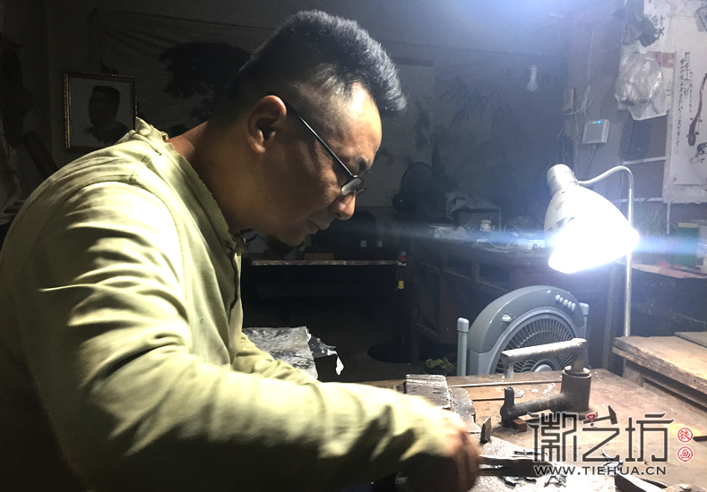 合肥交通銀行裝飾壁畫(huà)《黃山風(fēng)景》鍛制現(xiàn)場(chǎng)2