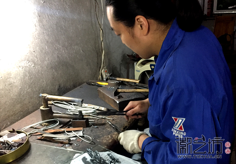 合肥交通銀行裝飾壁畫《黃山風(fēng)景》鍛制現(xiàn)場1