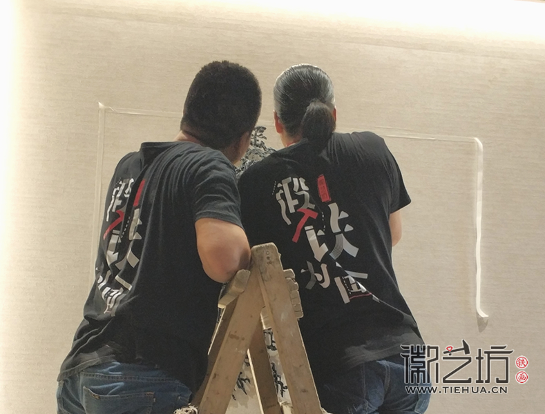 合肥交通銀行裝飾壁畫《黃山風(fēng)景》安裝現(xiàn)場