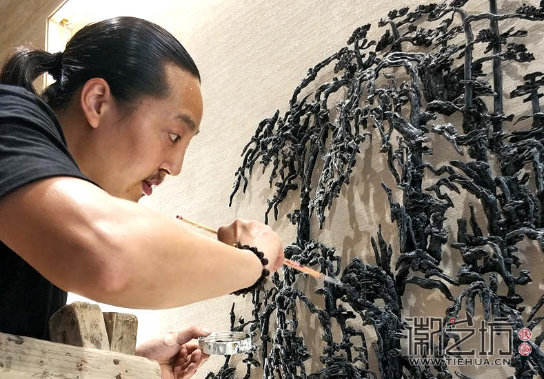 合肥交通銀行裝飾壁畫(huà)《黃山風(fēng)景》安裝現(xiàn)場(chǎng)1