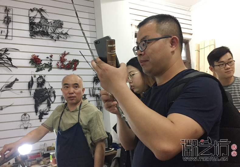 2017.6.13蕪湖鐵畫(huà)人才培養(yǎng)培訓(xùn)班學(xué)員來(lái)徽藝坊參觀學(xué)習(xí)9