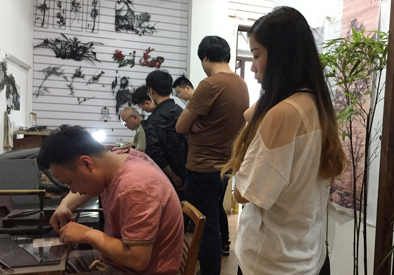 2017.6.13蕪湖鐵畫(huà)人才培養(yǎng)培訓(xùn)班學(xué)員來(lái)徽藝坊參觀學(xué)習(xí)2-1