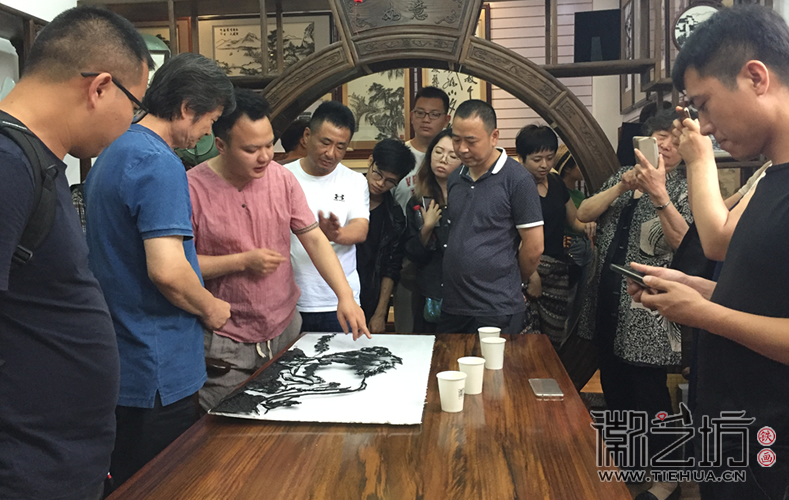 2017.6.13天津美院張向玉教授來徽藝坊現(xiàn)場(chǎng)指導(dǎo)鐵畫作品3