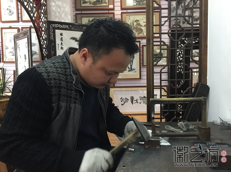 85后鐵畫藝人李強(qiáng)工作照1 (2)