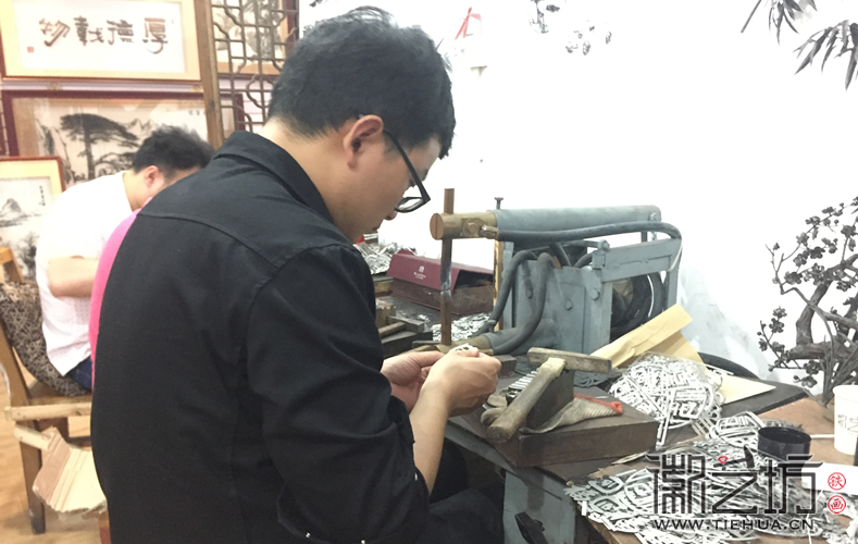 同福碗粥紀念鐵畫定制加班進行時4