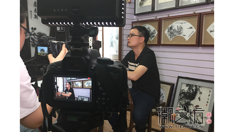 UIC大學生情系蕪湖鐵畫采訪徽藝坊鐵畫藝人章正貴6