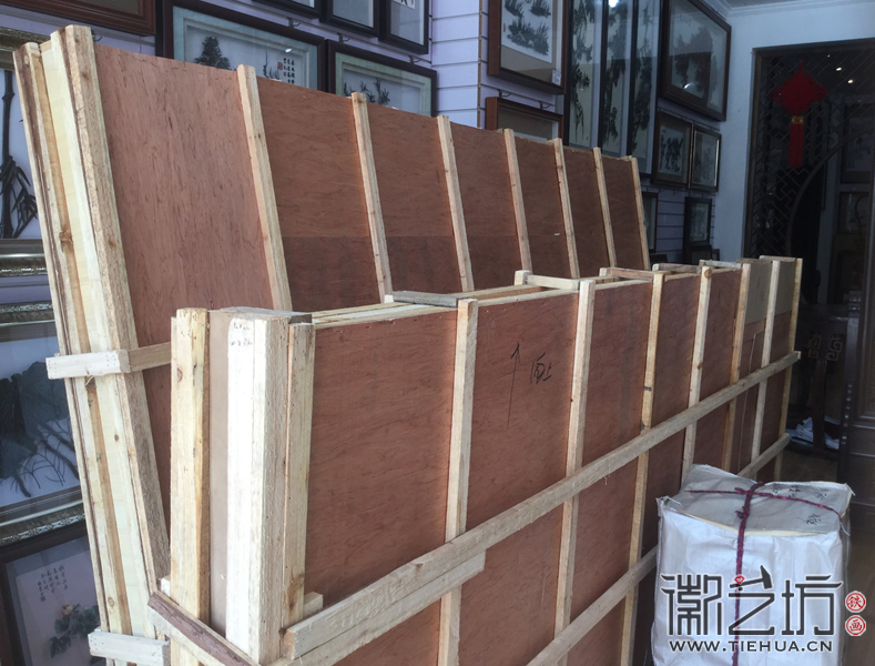 萬通公司二十周年安徽分公司敬贈迎客松鐵畫屏風(fēng)裝箱完成2