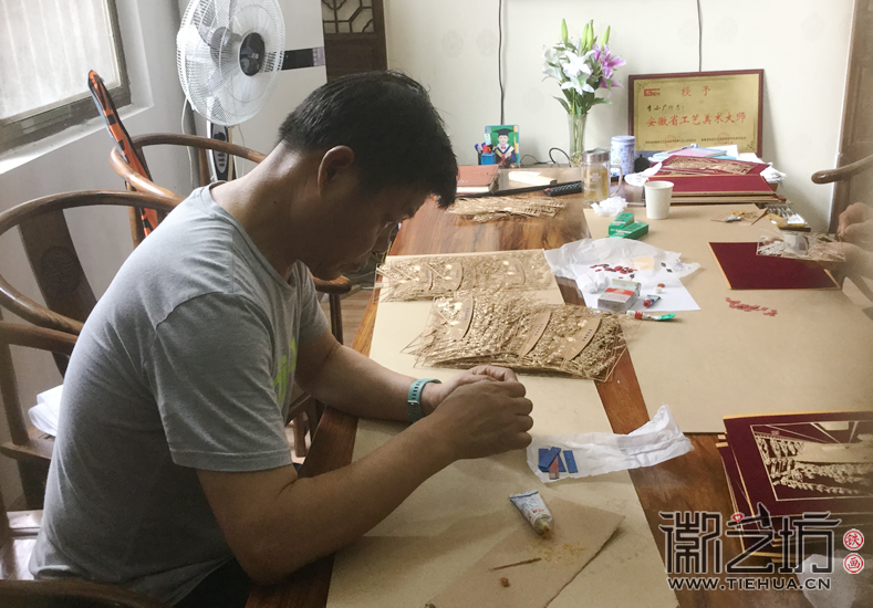 漿水泉隧道貫通紀(jì)念鐵畫擺臺裝裱中