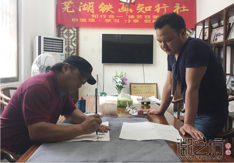 2017.8.2徽藝坊李強(qiáng)新作飛鷹山水鐵畫《九萬里風(fēng)鵬正舉》 (3)