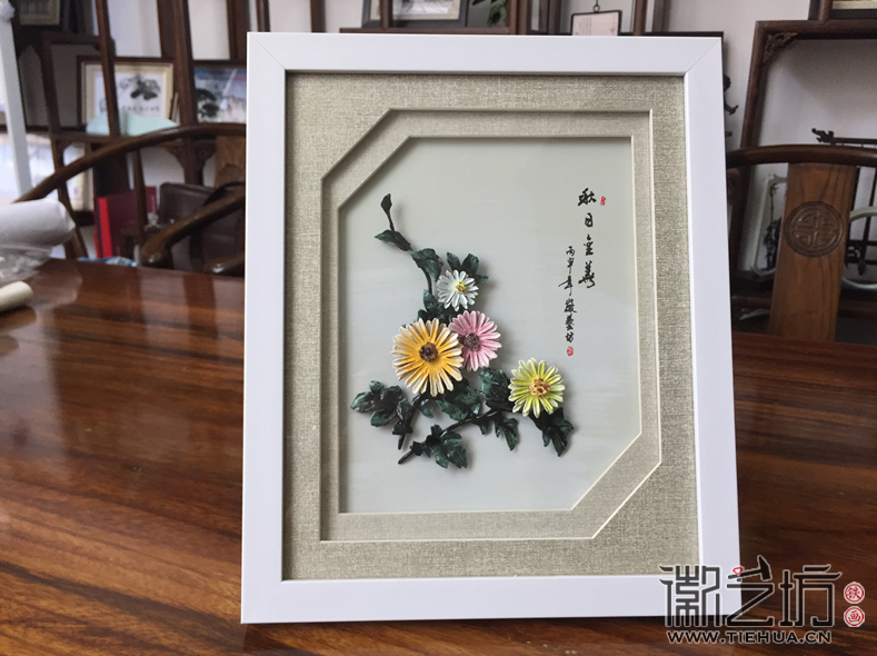 白色簡(jiǎn)約風(fēng)彩色鐵畫擺臺(tái)《秋日主義》1