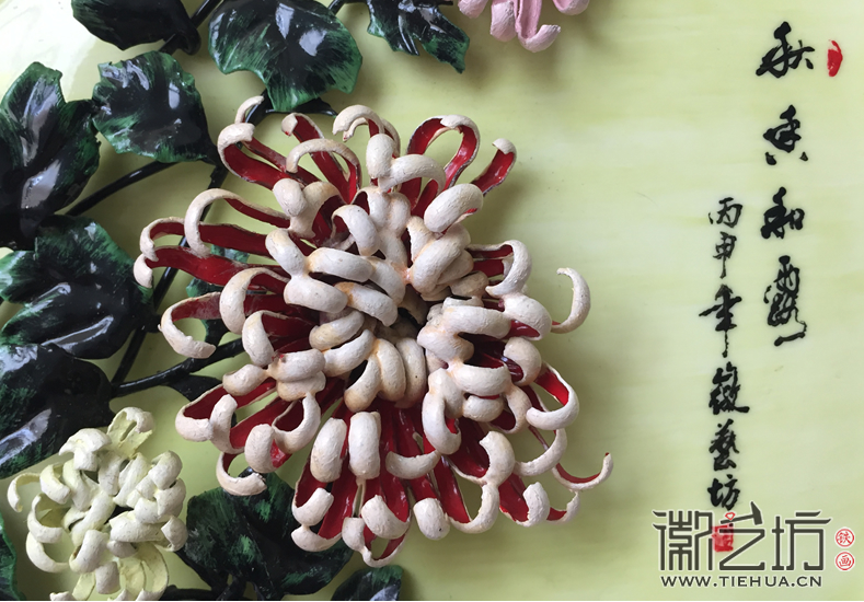 彩底色瓷盤雙龍頭雕花底座彩色鐵畫擺臺(tái)《秋香和露》局部細(xì)節(jié)