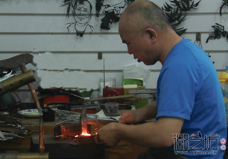 徽藝坊鐵畫藝人魏民春鍛制現場（UIC汪曉攝）