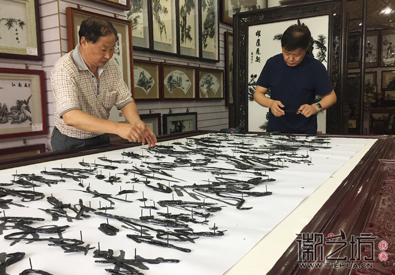 徽藝坊雙面屏風鐵畫迎客松長征詩裝裱現場1