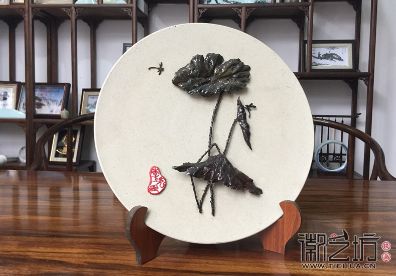 景德鎮(zhèn)磨砂陶瓷盤鐵畫《殘荷》