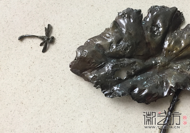 景德鎮(zhèn)磨砂陶瓷盤鐵畫《殘荷》細(xì)節(jié)圖1