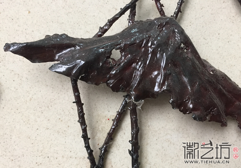 景德鎮(zhèn)磨砂陶瓷盤鐵畫《殘荷》細(xì)節(jié)圖2