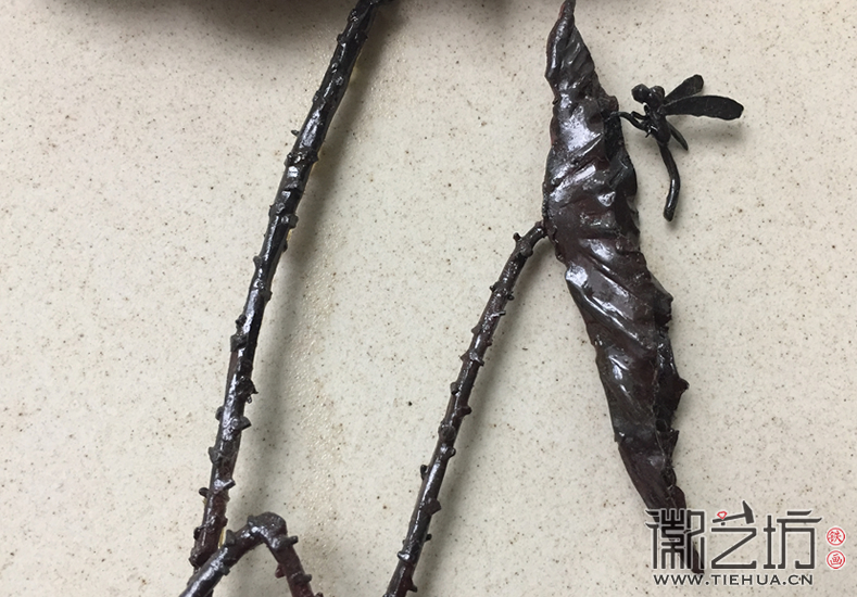 景德鎮(zhèn)磨砂陶瓷盤鐵畫《殘荷》細(xì)節(jié)圖4