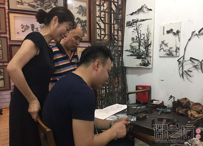 李愛平老師與徽藝坊鐵畫藝人共同探討作品的效果 (1)