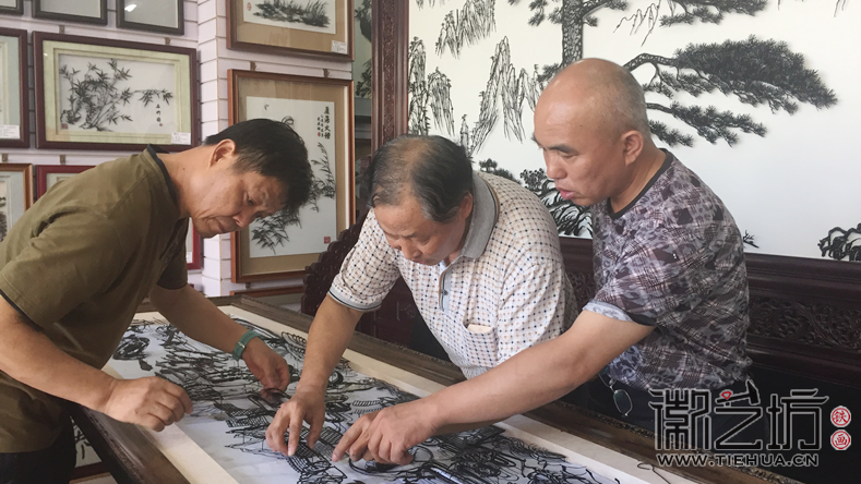 南京鼓樓實(shí)驗(yàn)中學(xué)校園文化墻鐵畫裝裱進(jìn)行中2