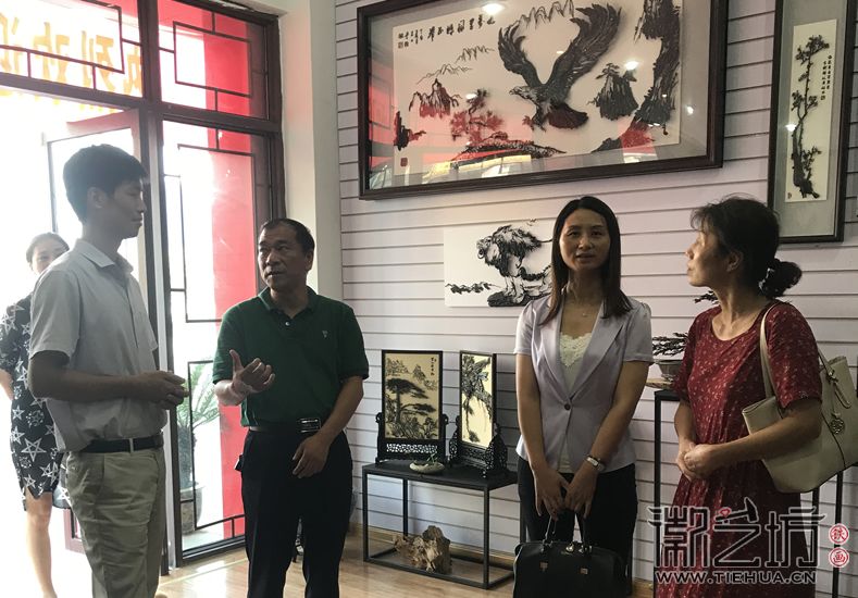 蕪湖市鏡湖區(qū)人大、區(qū)政府及相關領導來徽藝坊鐵畫調研指導3