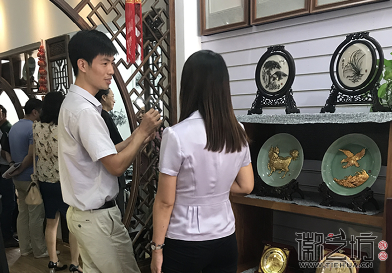 徽藝坊鐵畫但韋祥總經(jīng)理向區(qū)人大辦公室主任介紹2