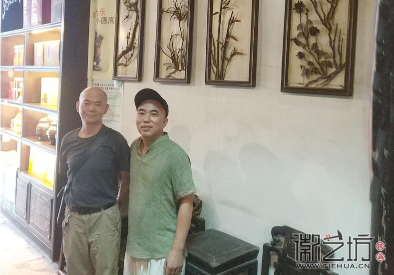 蕪湖鐵畫(huà)參展代表張家康與愛(ài)徒魏民春合影