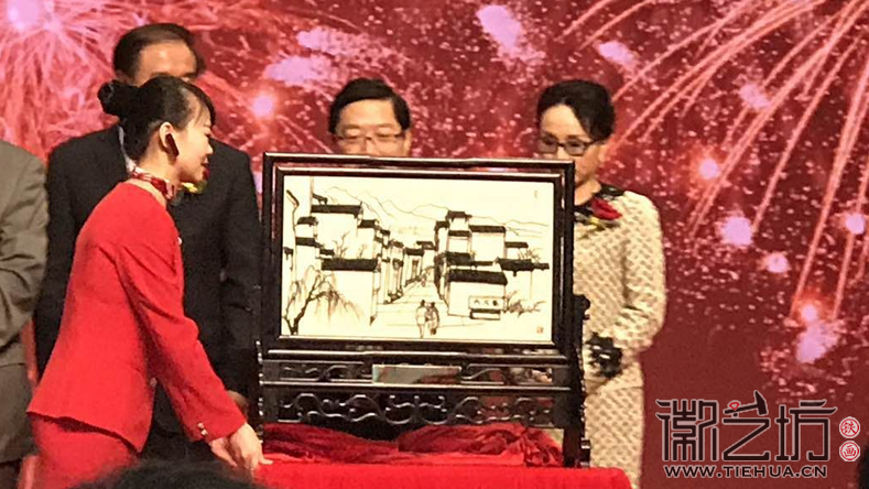 安徽中環(huán)領(lǐng)導(dǎo)贈深交所蕪湖鐵畫以示謝意