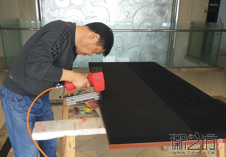 蕪湖市繁昌縣工商局贈順豐總裁鐵畫禮品《云水禪心》裝裱現(xiàn)場